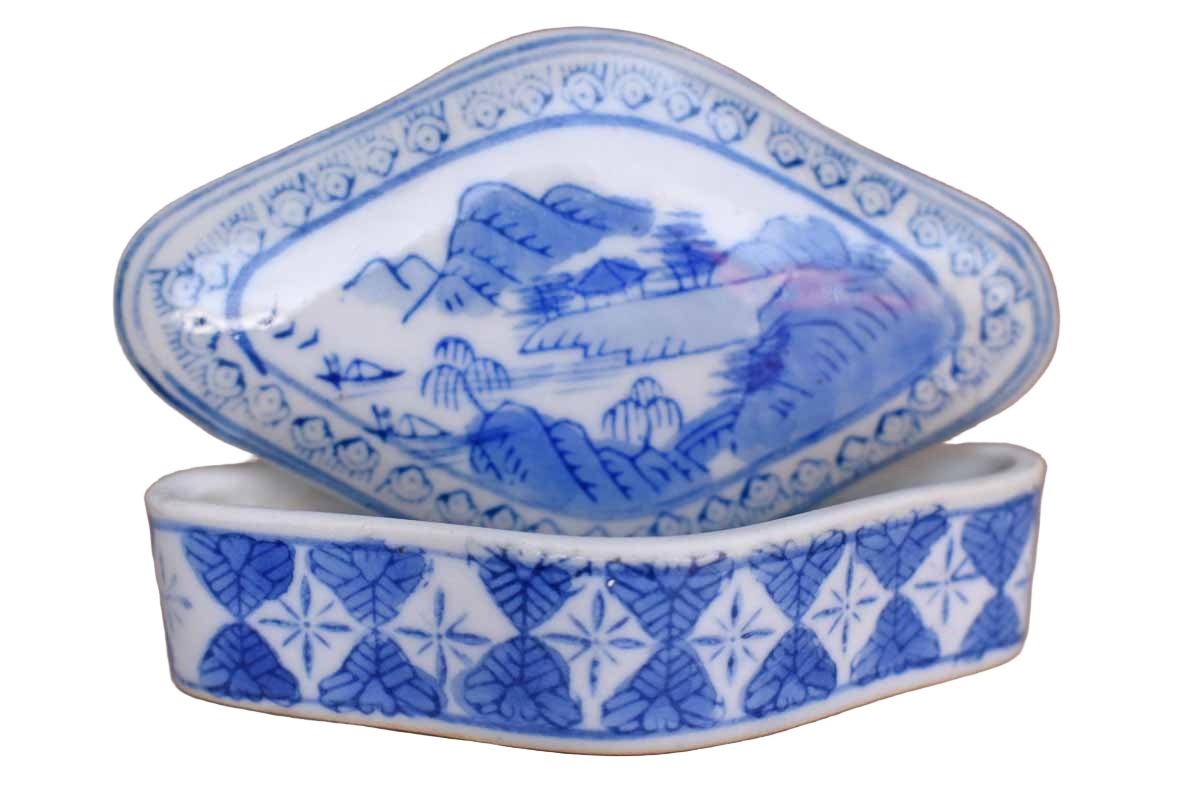 Little Diamond-Shaped Blue and White Porcelain Box with Mountain and Water Scene