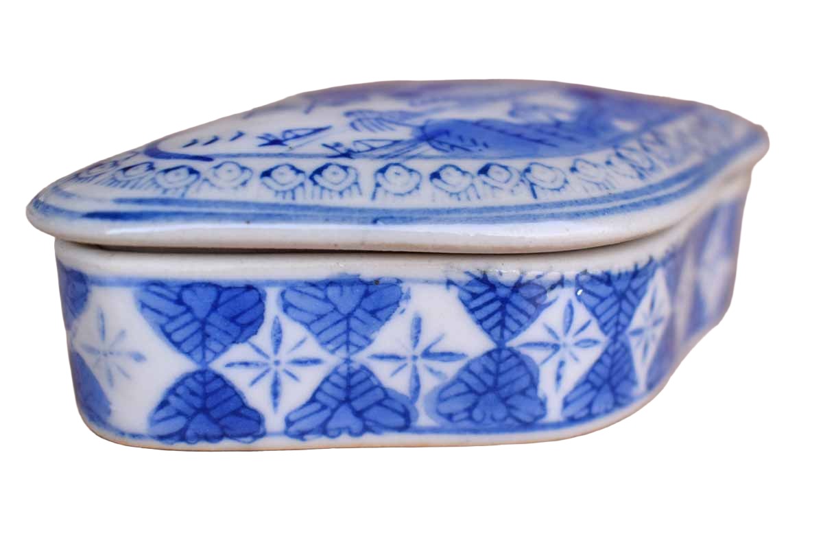 Little Diamond-Shaped Blue and White Porcelain Box with Mountain and Water Scene