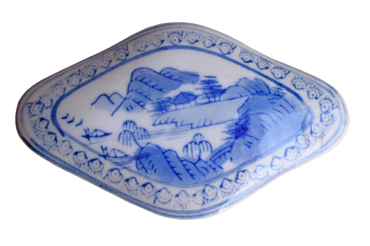Little Diamond-Shaped Blue and White Porcelain Box with Mountain and Water Scene
