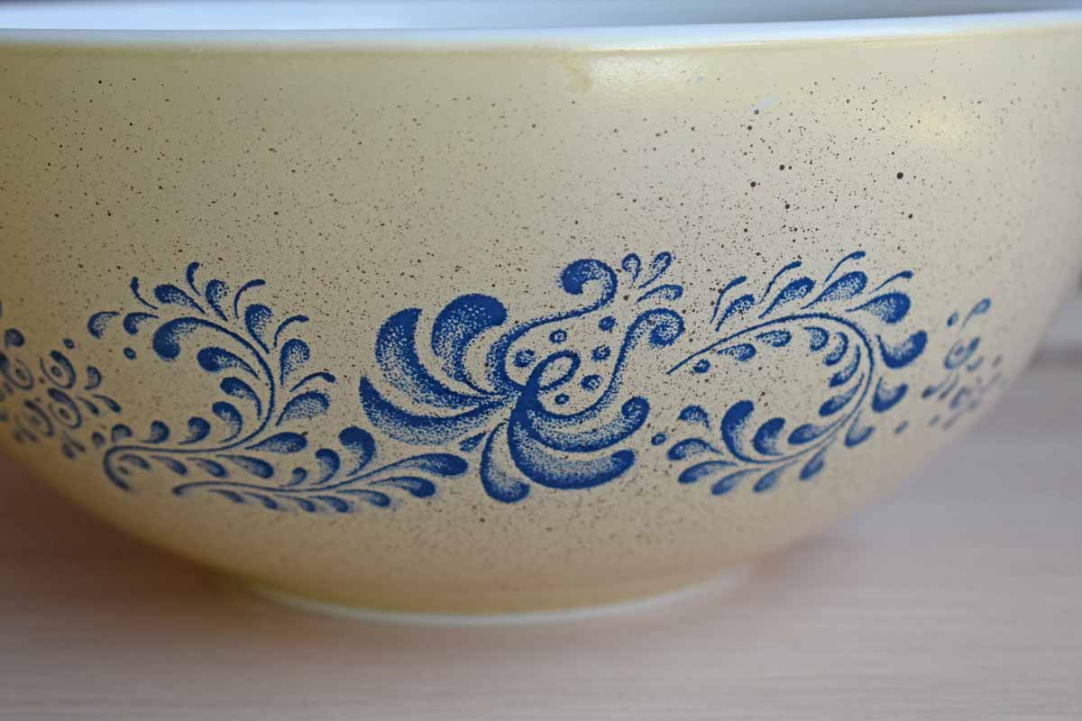 Corning Inc. (New York, USA) Pyrex 443 Homestead Bowl with Handles