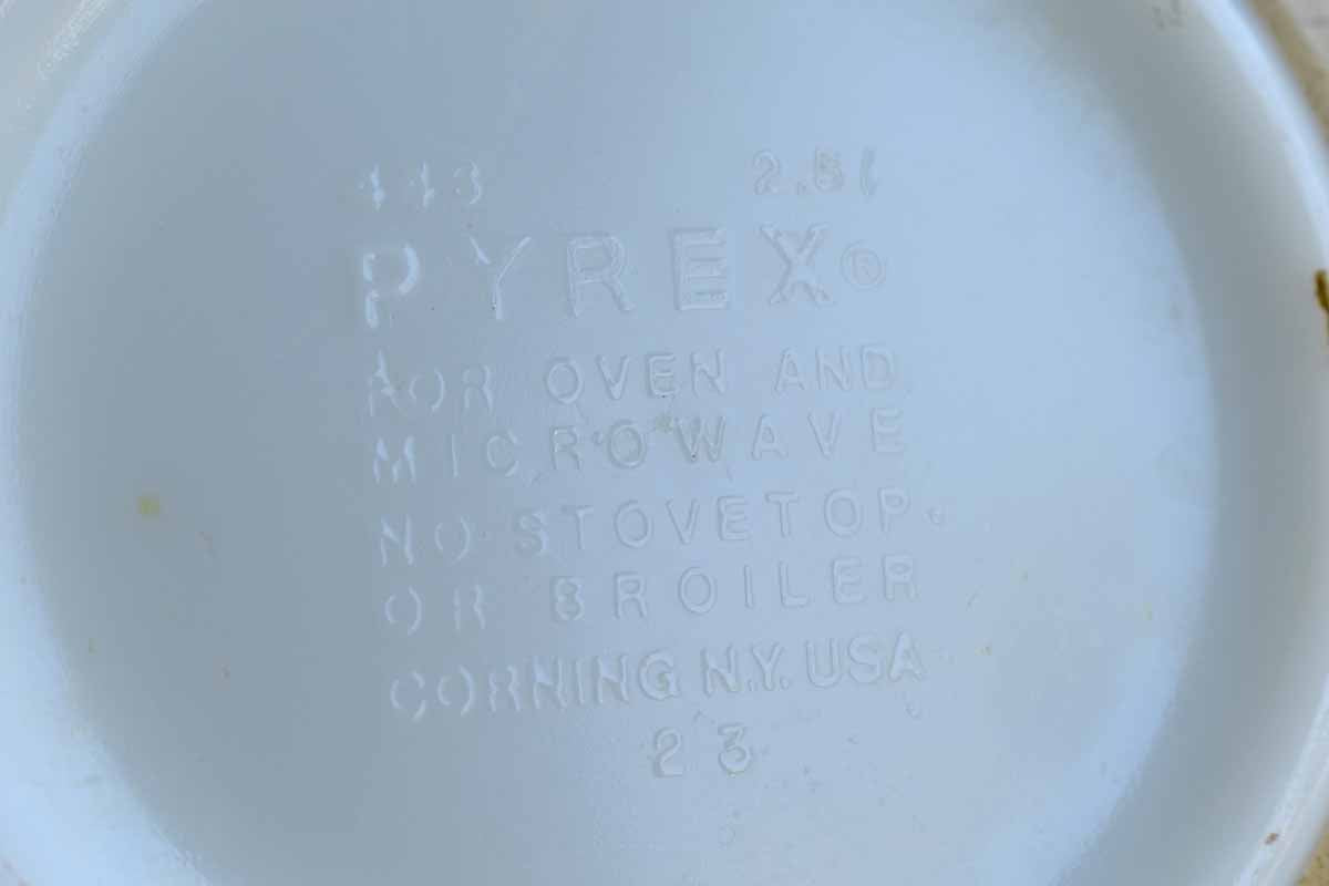 Corning Inc. (New York, USA) Pyrex 443 Homestead Bowl with Handles