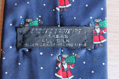 Brooks Brothers (New York, USA) 100% Silk Necktie Decorated with Santa Claus Bearing Gifts