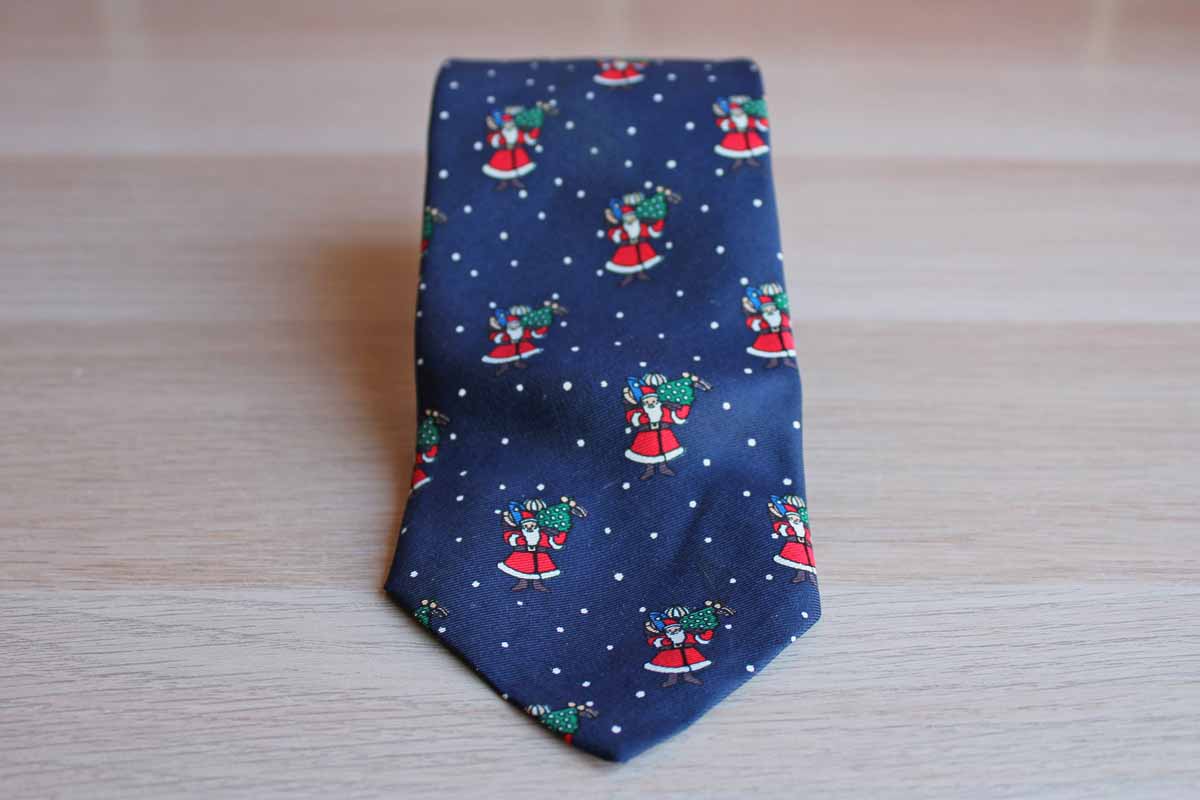 Brooks Brothers (New York, USA) 100% Silk Necktie Decorated with Santa Claus Bearing Gifts