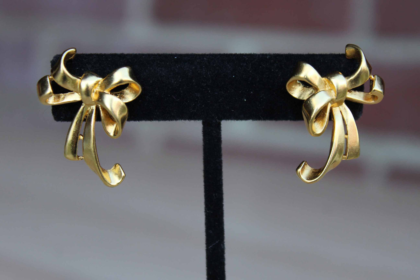 Trifari (USA) Gold Tone Bow-Shaped Pierced Earrings