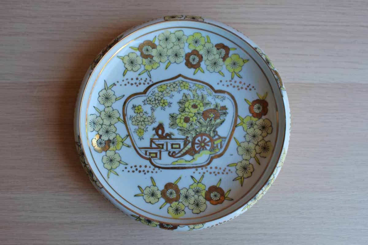 Gold Imari (Japan) Porcelain Bowl With Handpainted Gold and Yellow Flowers