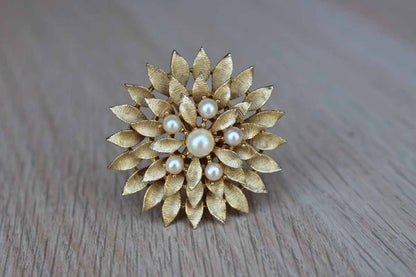 Lisner Jewelry (New York, USA) Gold Tone Flower Brooch with Faux Pearl Accents