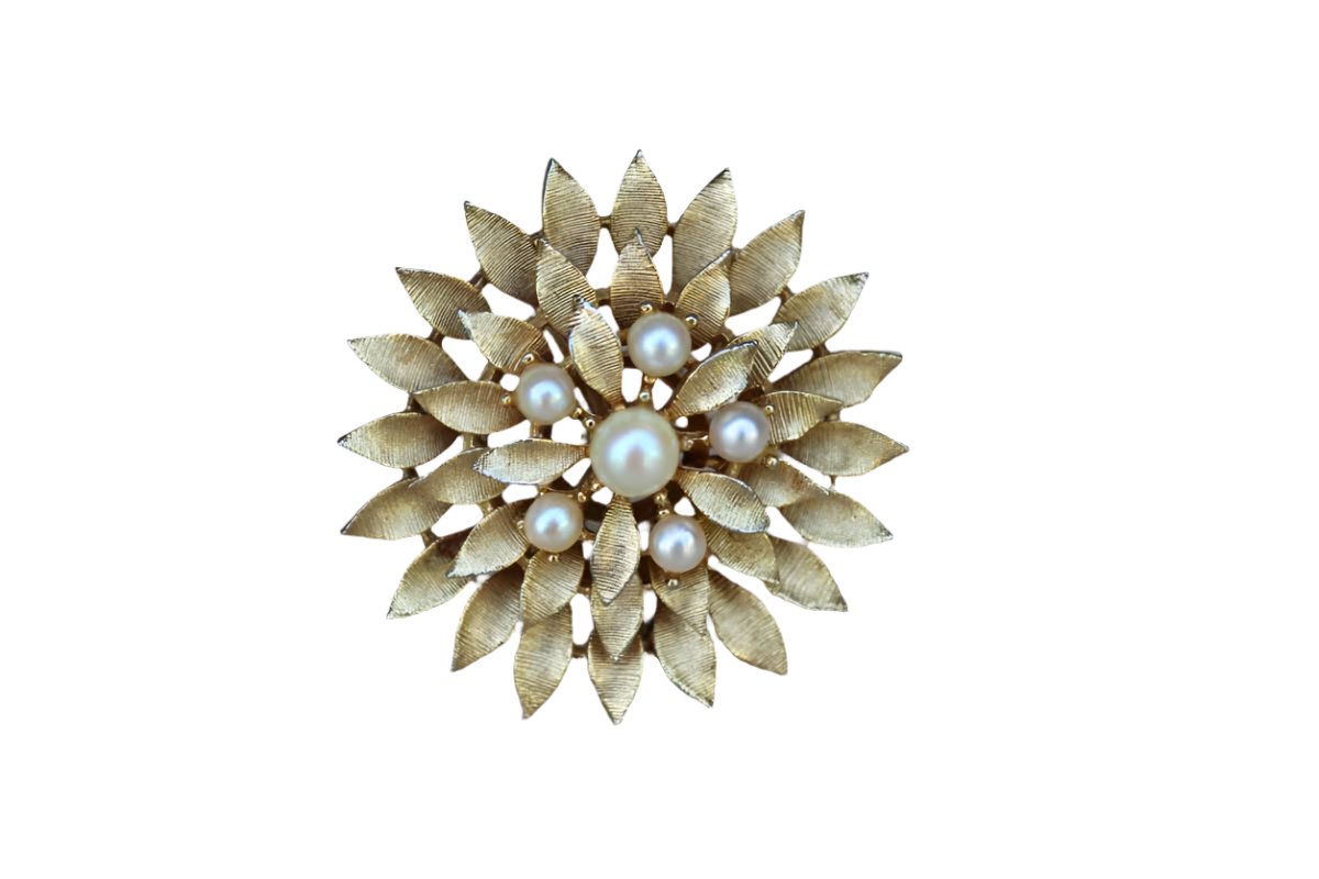 Lisner Jewelry (New York, USA) Gold Tone Flower Brooch with Faux Pearl Accents