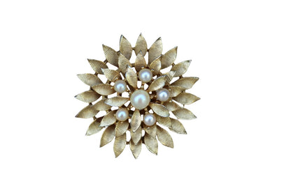 Lisner Jewelry (New York, USA) Gold Tone Flower Brooch with Faux Pearl Accents