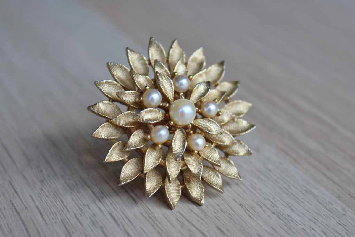 Lisner Jewelry (New York, USA) Gold Tone Flower Brooch with Faux Pearl Accents