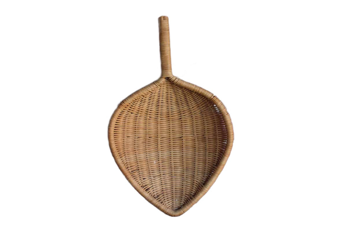 Simple Leaf-Shaped Shallow Basket with Handle