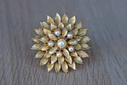 Lisner Jewelry (New York, USA) Gold Tone Flower Brooch with Faux Pearl Accents