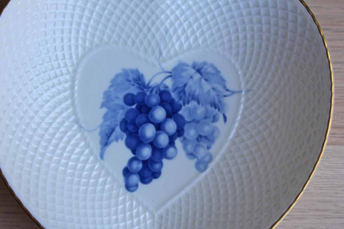 Mikasa (Japan) Fruit Bouquet Bone China Heart-Shaped Dish with Purple Grapes Design