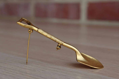 Gold Tone Round Point Shovel with D-Handle Brooch