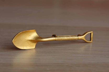 Gold Tone Round Point Shovel with D-Handle Brooch