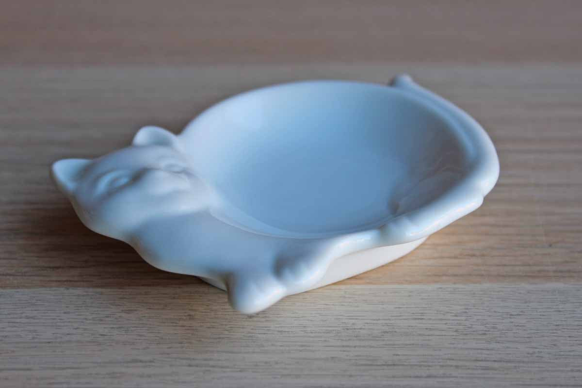 HIC (Japan) Glossy White Ceramic Cat Dish
