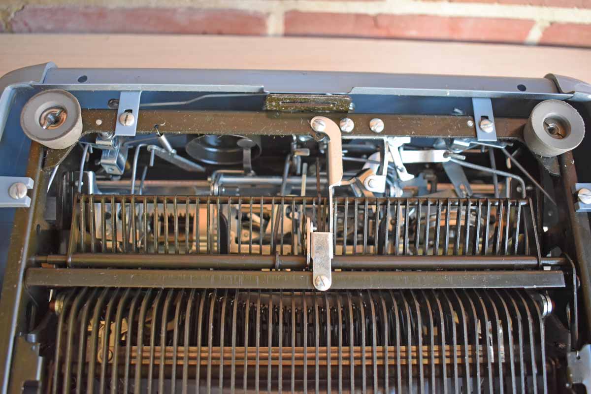 Blue Royal 890 Manual Typewriter with Hardcase (Pickup Only)