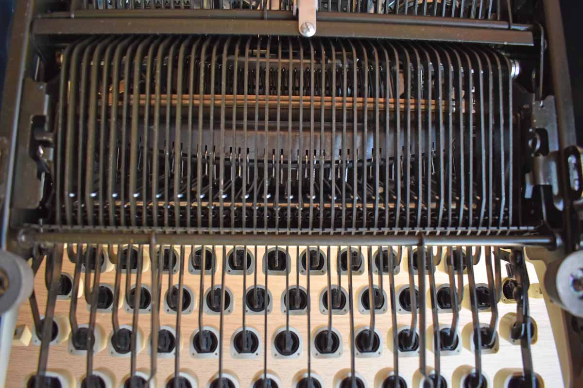 Blue Royal 890 Manual Typewriter with Hardcase (Pickup Only)