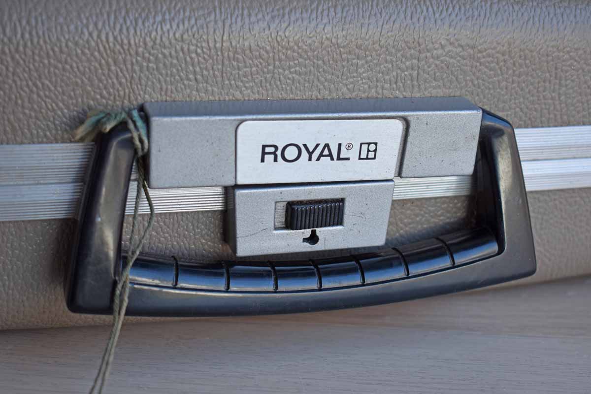 Blue Royal 890 Manual Typewriter with Hardcase (Pickup Only)