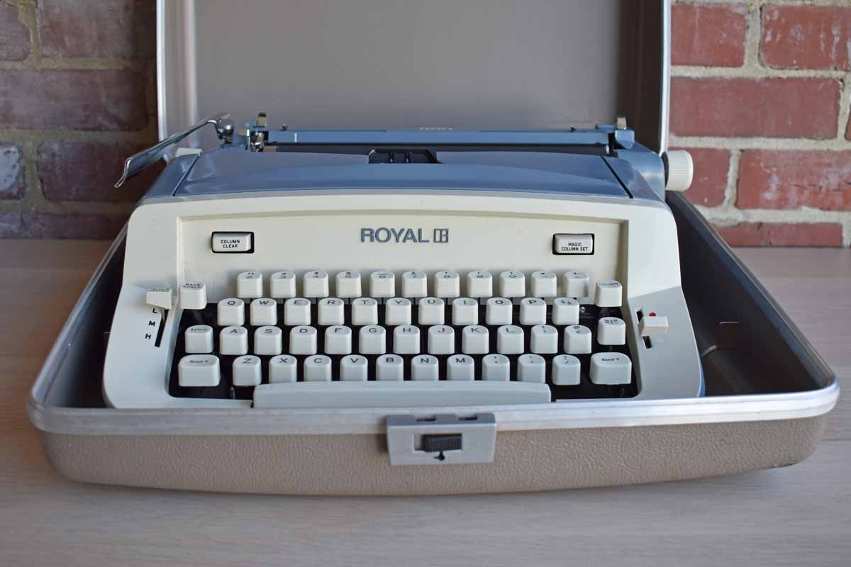 Blue Royal 890 Manual Typewriter with Hardcase (Pickup Only)