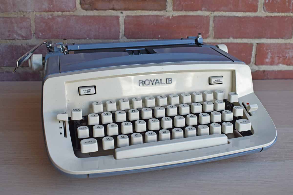 Blue Royal 890 Manual Typewriter with Hardcase (Pickup Only)