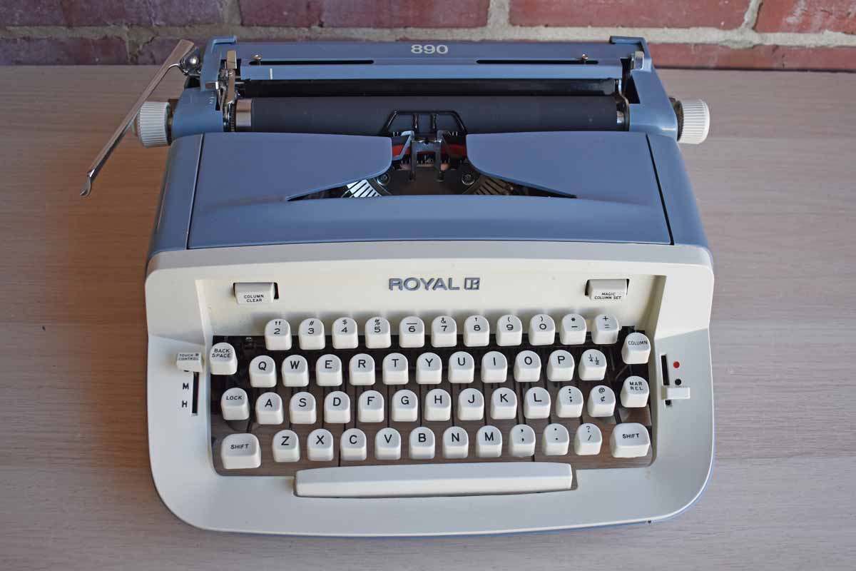 Blue Royal 890 Manual Typewriter with Hardcase (Pickup Only)