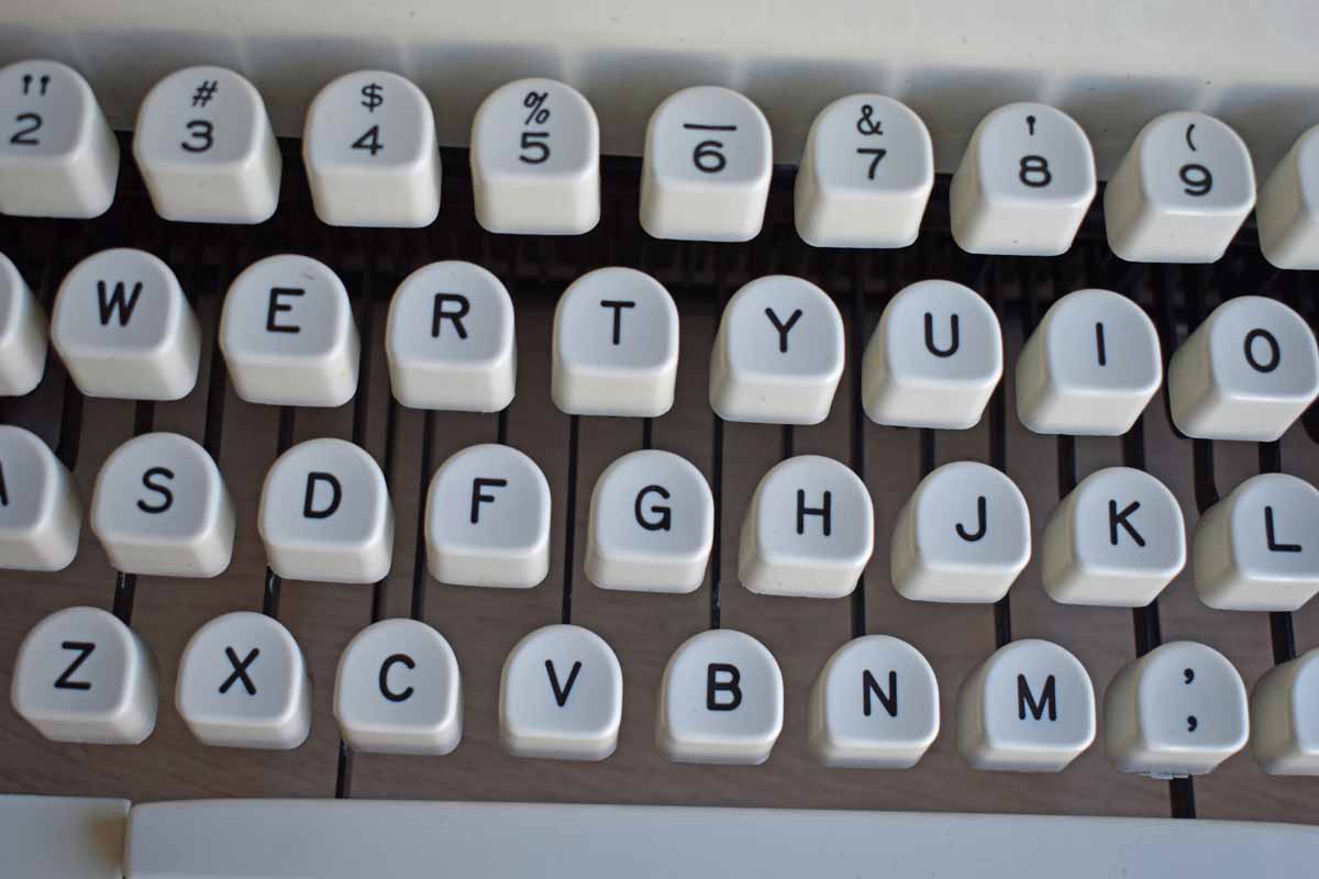 Blue Royal 890 Manual Typewriter with Hardcase (Pickup Only)